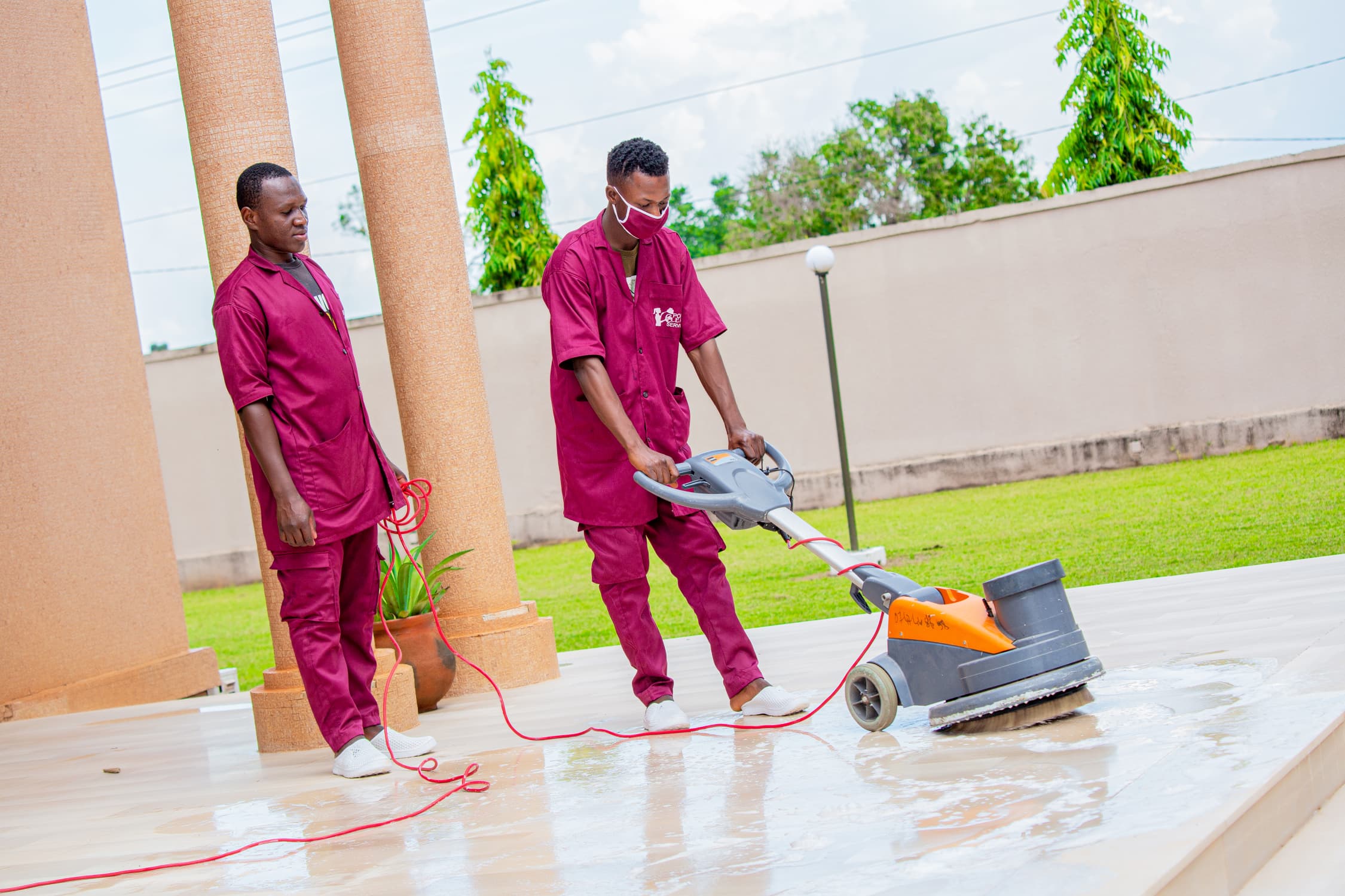 Équipe PoroClean utilisant une monobrosse sur une grande surface