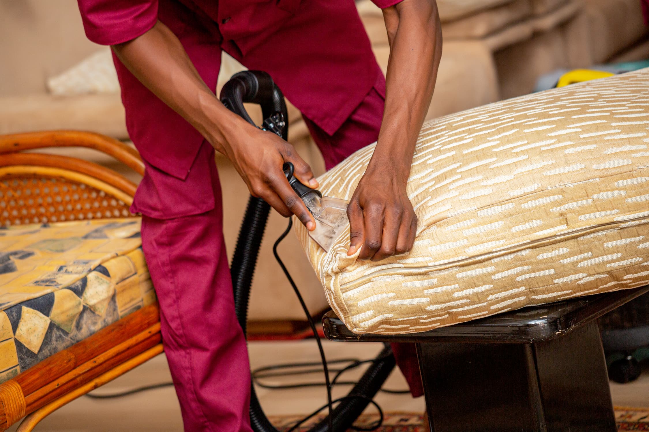 Technicien PoroClean nettoyant en profondeur un fauteuil